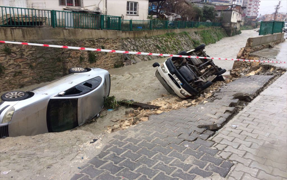 Araçlar çöken yoldan dereye düştü