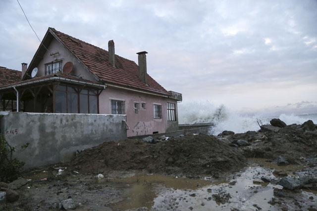 Karadeniz'de dev dalgalar sahil şeridindeki yerleşim birimlerine zarar verdi