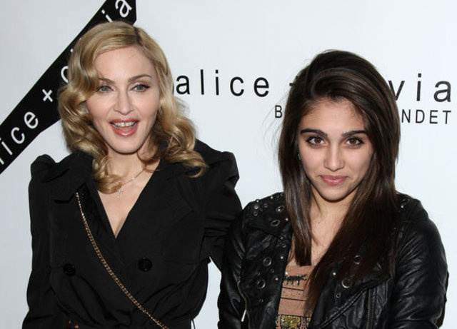 Madonna'nın kızının koltuk altı pozu olay oldu