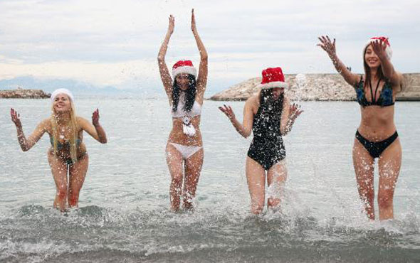 Rus güzeller Antalya plajlarını şenlendirdi! Yılın ilk günü...