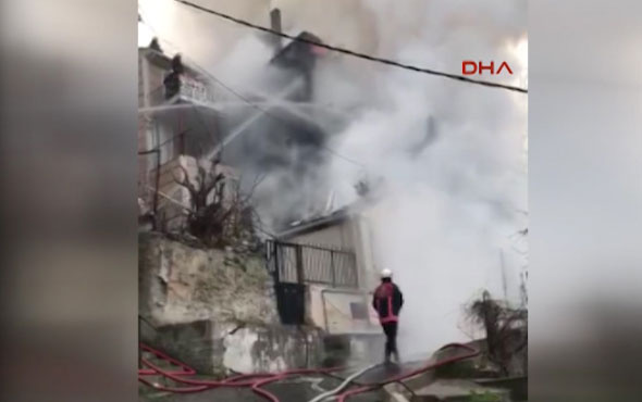  Üsküdar'da 3 katlı ahşap bina yanıyor
