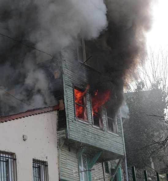 Üsküdar'da ahşap binada korkutan yangın!