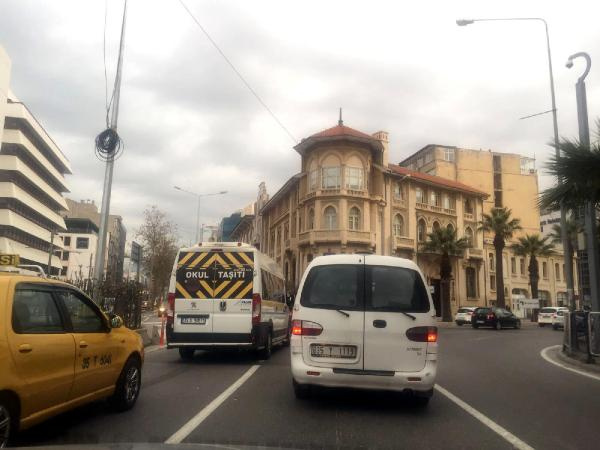 İzmir'de tramvay düzenlemesi trafiği felç etti