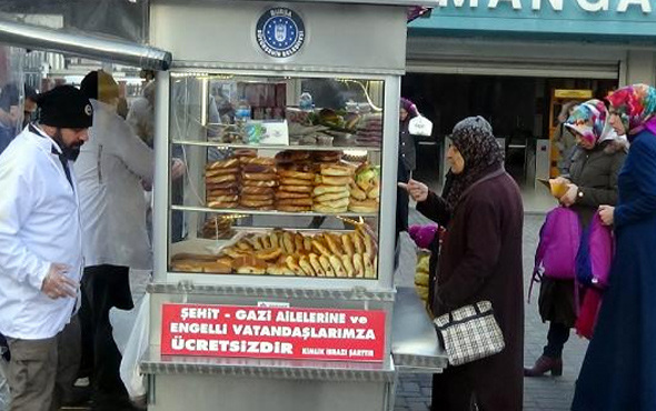 Şehit ailelere ve gazilere bedava simit veriyor 