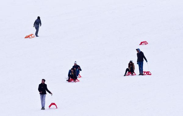 Hem denize giriyorlar hem kayak yapıyorlar burası Türkiye