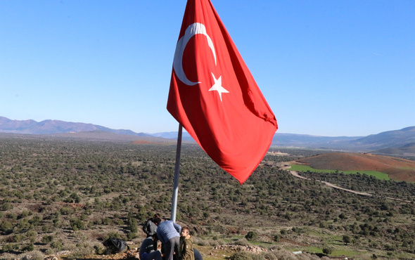 Sınırda dev Türk bayrağı! Köylüler bugün astı