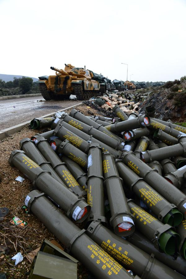 Teröristler kaçacak delik arıyor! Türk tankları 'zırh delici' toplarla vuruyor