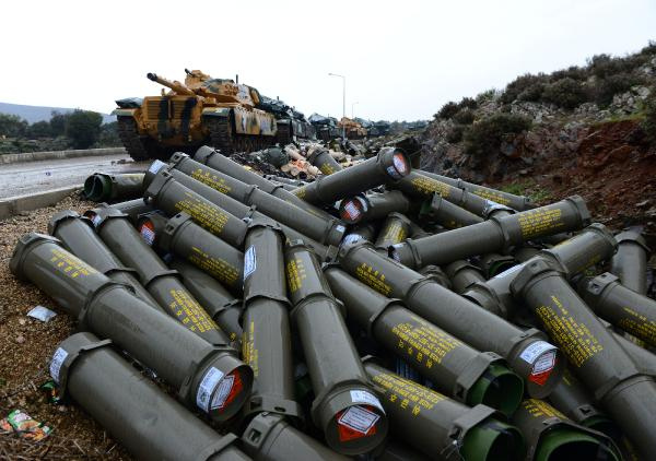 Teröristler kaçacak delik arıyor! Türk tankları 'zırh delici' toplarla vuruyor