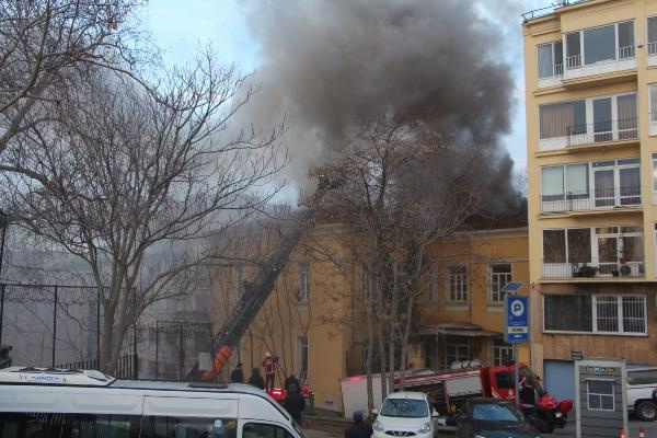 Dumanlar etrafı sardı! Eski İtalyan Hastanesi'nde yangın