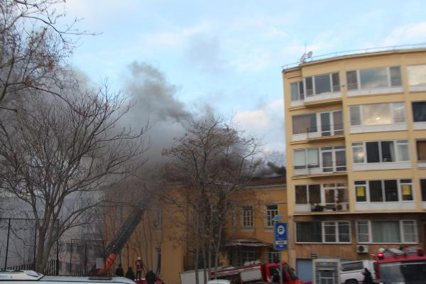 Dumanlar etrafı sardı! Eski İtalyan Hastanesi'nde yangın