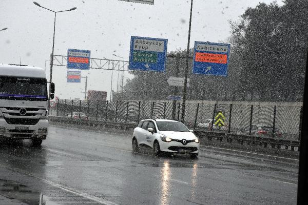 İstanbul'da kar etkisini gösterdi! İş çıkışına dikkat