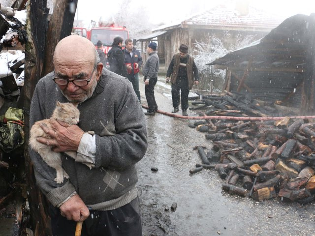 Kedisiyle tanıdığımız Ali Dede hastaneye kaldırıldı