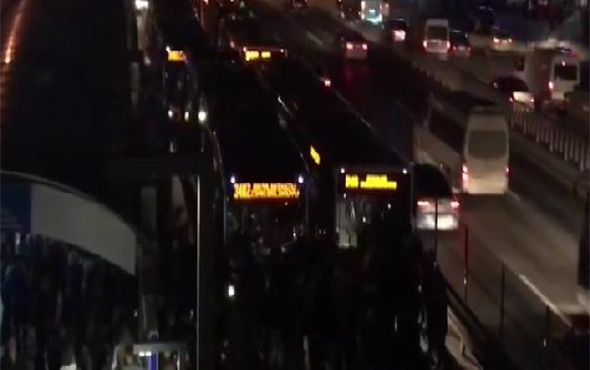 Metrobüste yoğunluk isyanı: Vatandaşlar yolu kapattı!