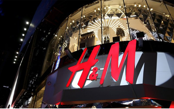 Büyük skandal... H&M 'Allah' yazılı çorap yaptı