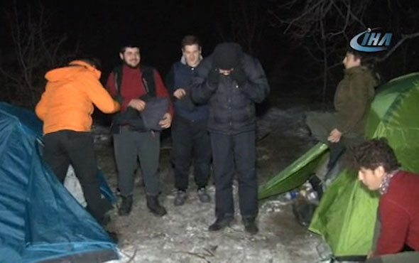 Ailelerinin ulaşamadığı öğrenciler arazide çadırda uyurken bulundu
