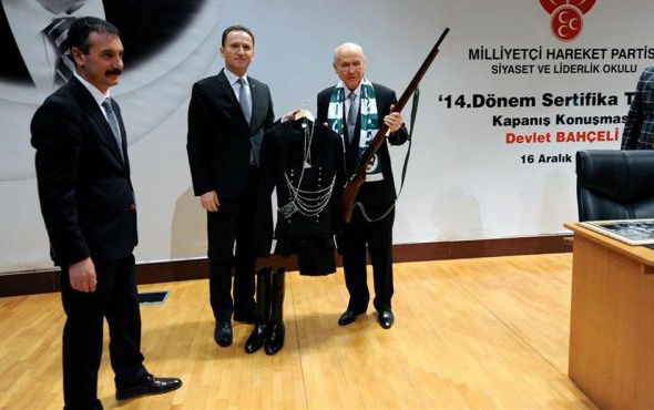 Devlet Bahçeli eline silahı alıp teröristlere meydan okudu!