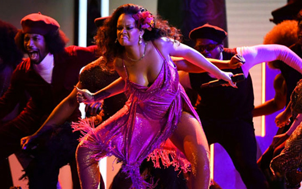 Şovuyla geceye damga vurdu! Rihanna'dan vahşi gösteri