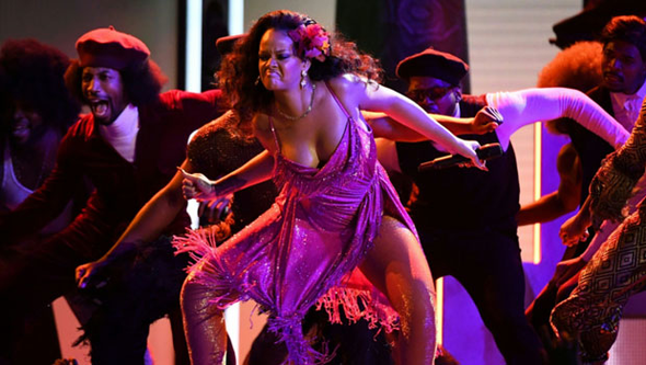 Şovuyla geceye damga vurdu! Rihanna'dan vahşi gösteri