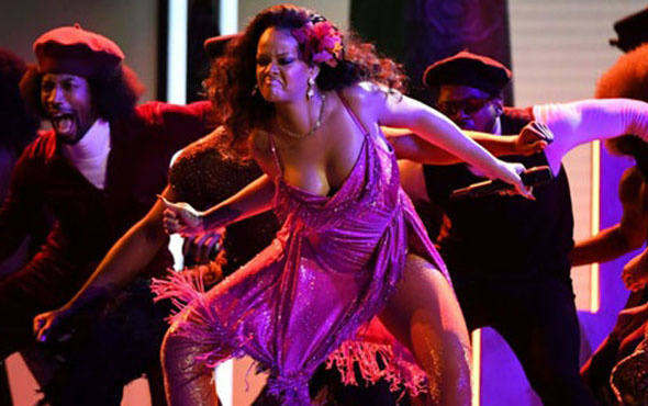 Grammy gecesinde Rihanna'dan vahşi performans