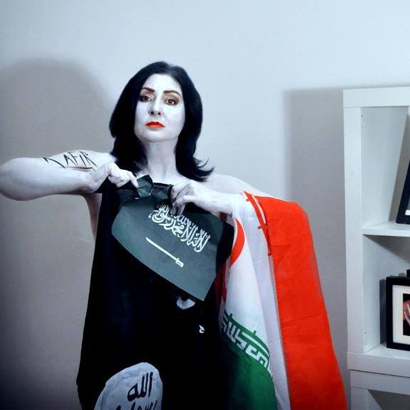 İran sokaklarda o ise bayraklı çıplak fotoğrafla olay yarattı