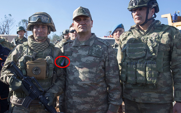 Komutan'ın yanındaki askerin kolundaki detaya dikkat