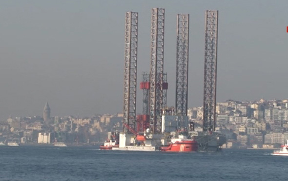 Dev petrol platformu İstanbul Boğazı'ndan geçti