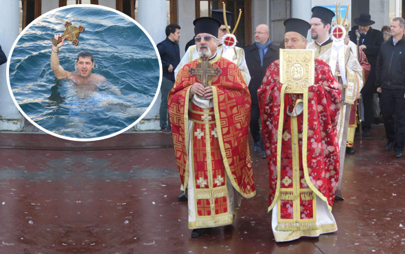 Üsküdar'da denizden haç çıkarma töreni düzenlendi
