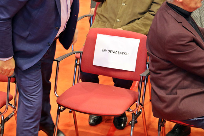 CHP Kongresinde Baykal’ın sandalyesi boş kaldı!