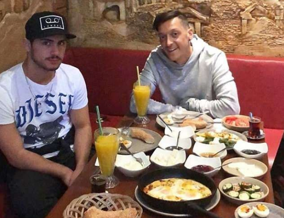 Mesut Özil galibiyeti Türk kahvaltısıyla kutladı