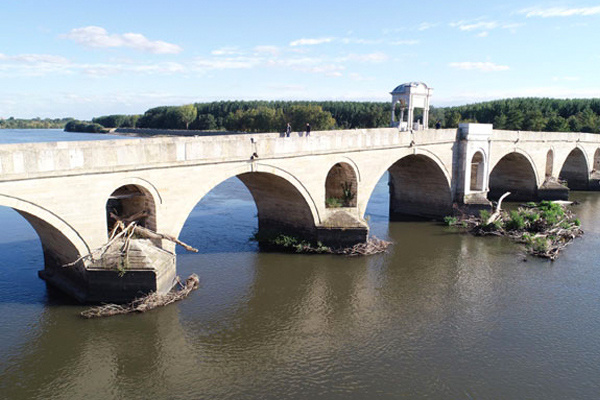 Tarihi Meriç Köprüsü'ne büyük ayıp!