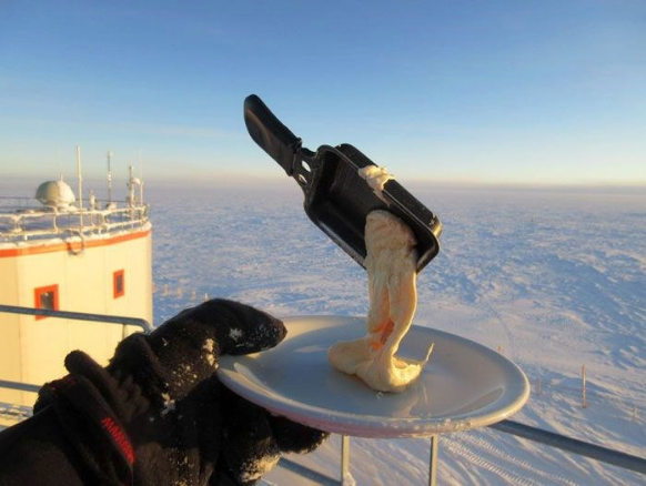 Böyle olacağı belliydi! Antarktika'da yemek yapmak pek kolay değil...