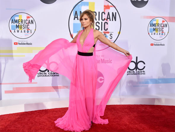 Kırmızı halıya damga vuran Jennifer Lopez'in ufak kusuru sosyal medyanın diline düştü!