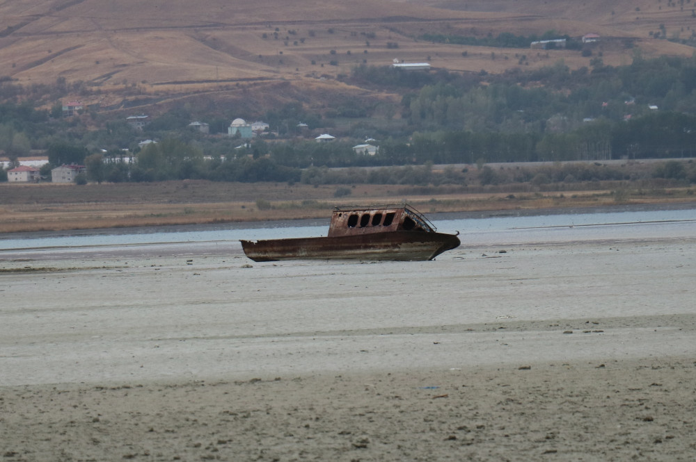 Van Gölü çekildi batık tekneler ortaya çıktı