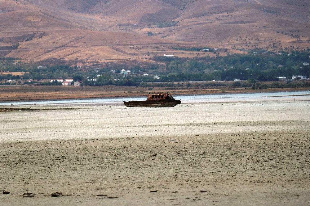 Van Gölü çekildi batık tekneler ortaya çıktı