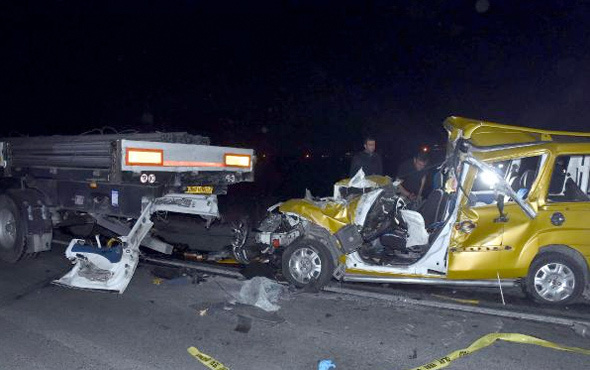 TIR'a arkadan çarpan araçta 2 kişi öldü