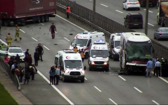 TEM'deki feci kaza trafiği kilitledi: Yaralılar var!