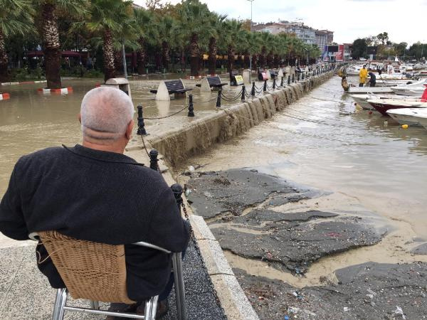 Meteroloji'den İstanbul'a yağmur uyarısı Silivri'yi sel aldı