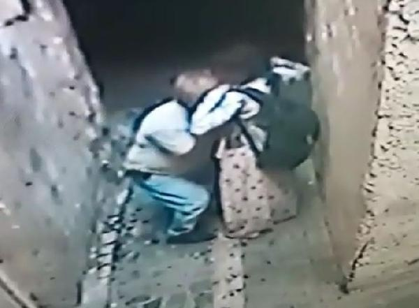 50 yaşındaki sapık kızı sokakta sıkıştırıp taciz etti şoke eden anlar kamerada