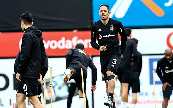  Adriano'dan Beşiktaş'a kötü haber!