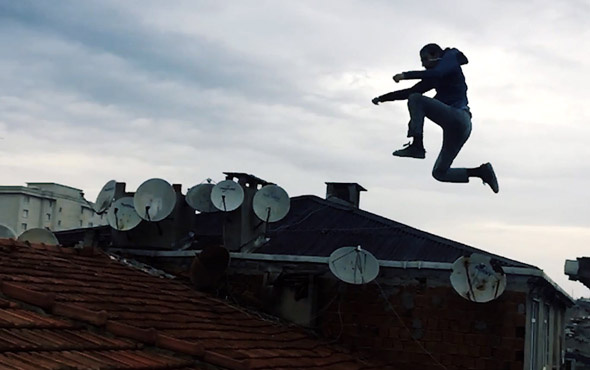 Yer: İstanbul: Çılgın gençler çatıdan çatıya takla atarak uçtu
