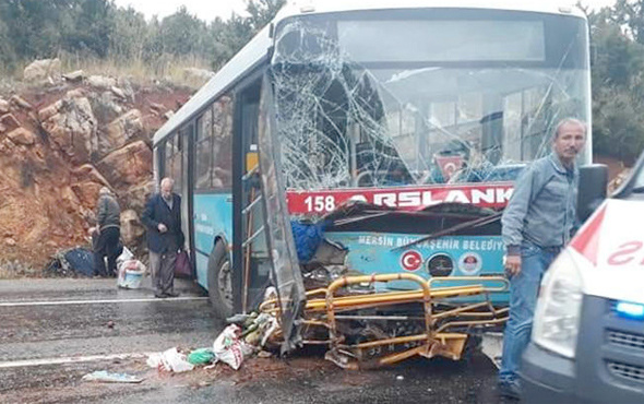Mersin'de belediye otobüsü kayalıklara çarptı yaralılar var