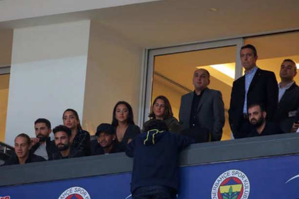 Fenerbahçe tribününde sürpriz isim!
