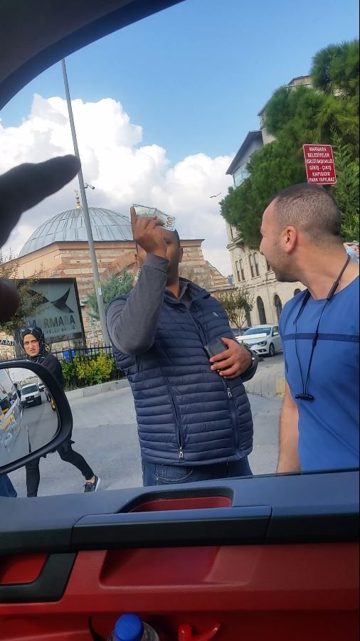 Turiste sahte dolar veren taksici ile Uberci yumruk yumruğa kavga etti!