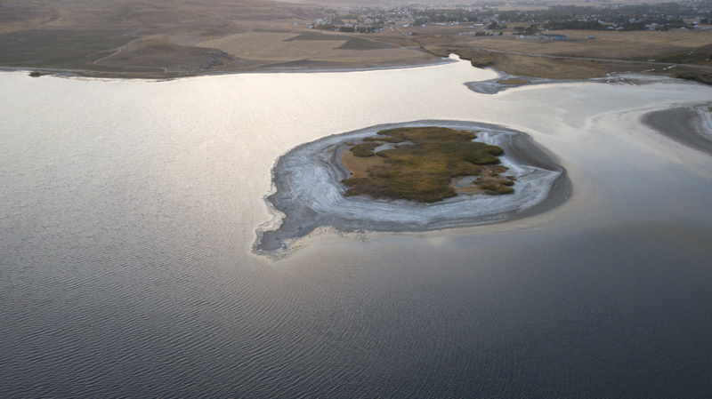 Van Gölü'nde sular çekildi binlerce yıl öncesinden kalan adacık ortaya çıktı