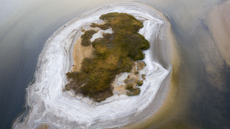 Van Gölü'nde sular çekildi binlerce yıl öncesinden kalan adacık ortaya çıktı