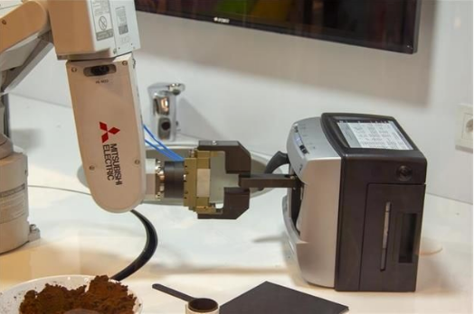 Türk kahvesi servisi yapan japon robot fuarın gözdesi oldu