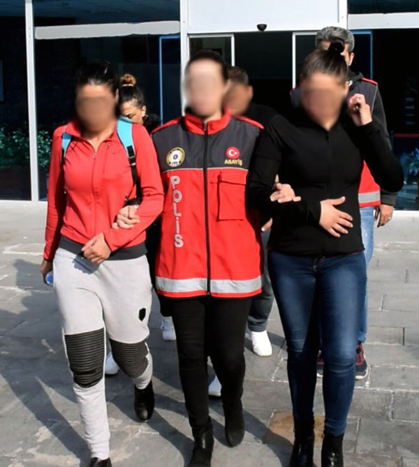 Swinger fuhuş çetesine şok baskın! Yazışmaları çok fena...