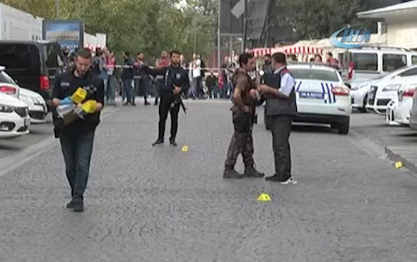 Eminönü'nde hareketli anlar! Polisin silahını almaya çalıştı