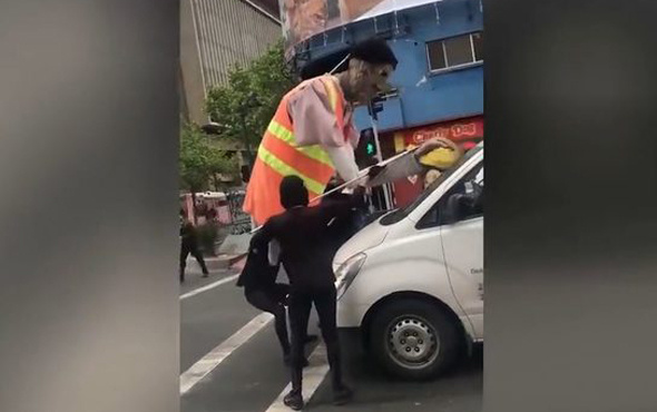 Araçların camını silen insanlar buldukları fikirle hayran bıraktı