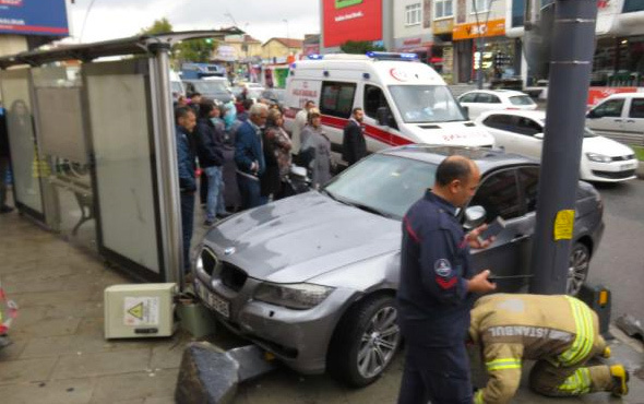 Üsküdar'da otomobil, otobüs durağına daldı: Yaralılar var
